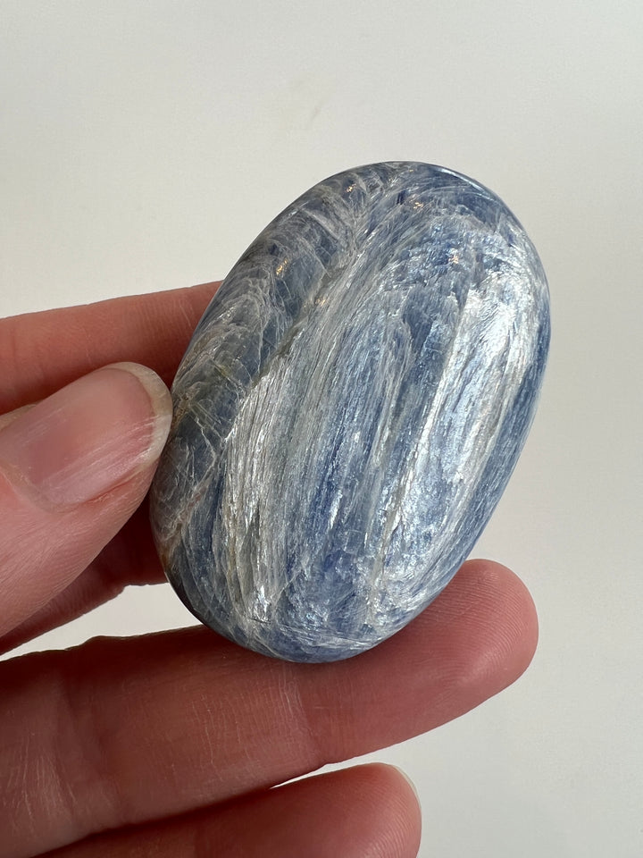 Kyanite Palmstone (1)